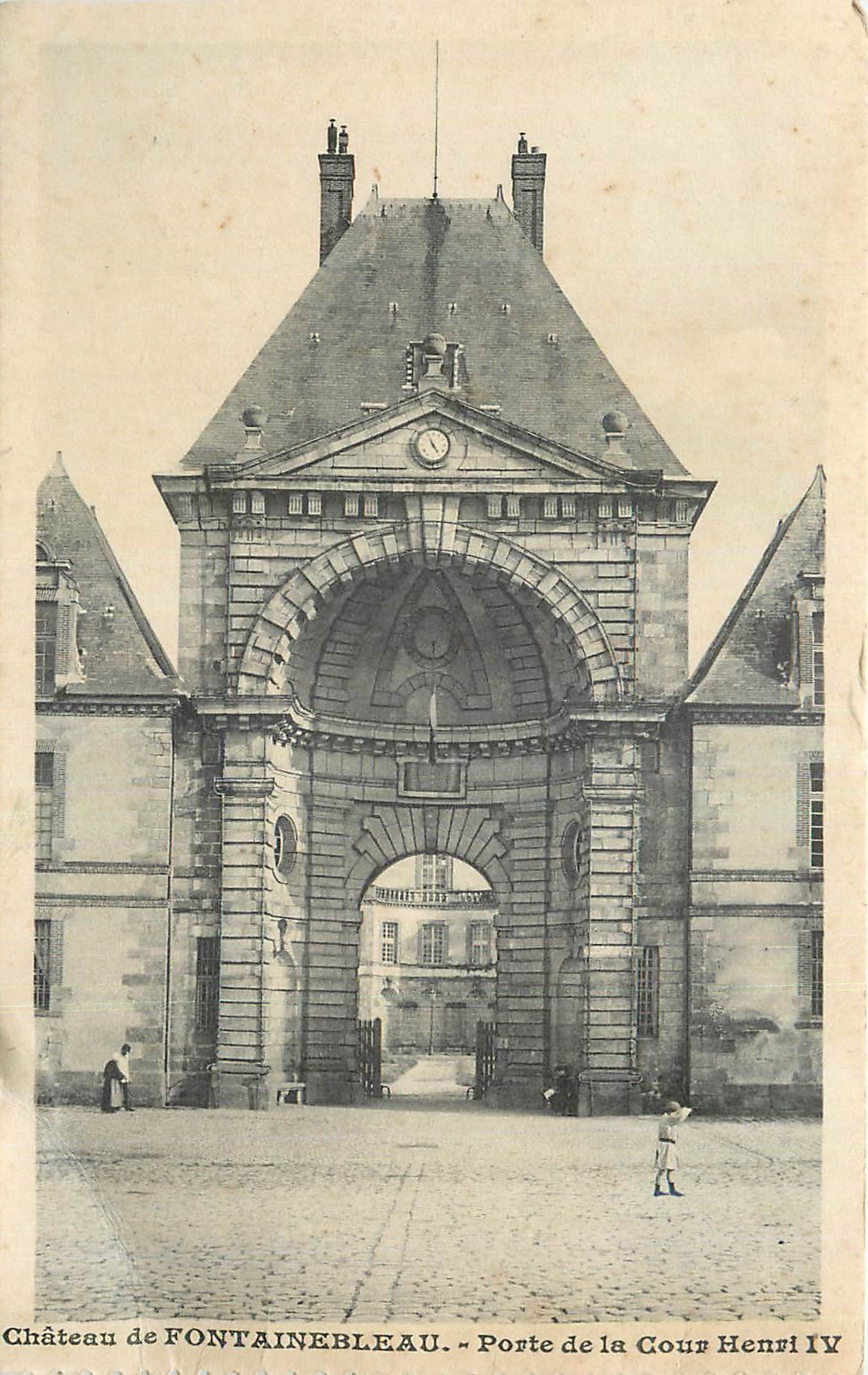 Château de FONTAINEBLEAU — Porte de la Cour Henri IV